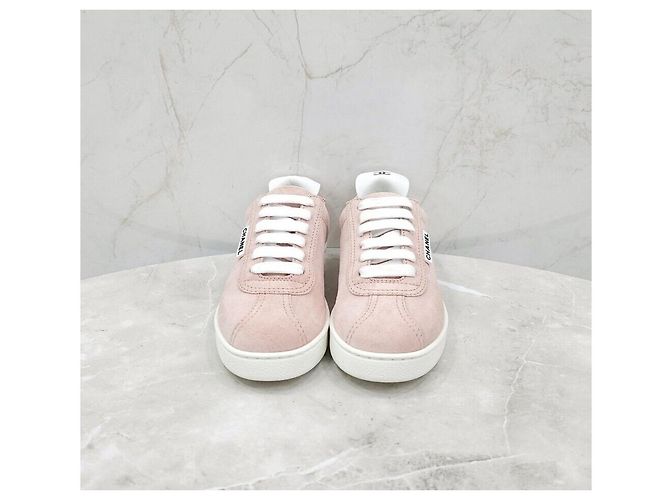Chanel Baskets en daim rose avec logo - vue 2