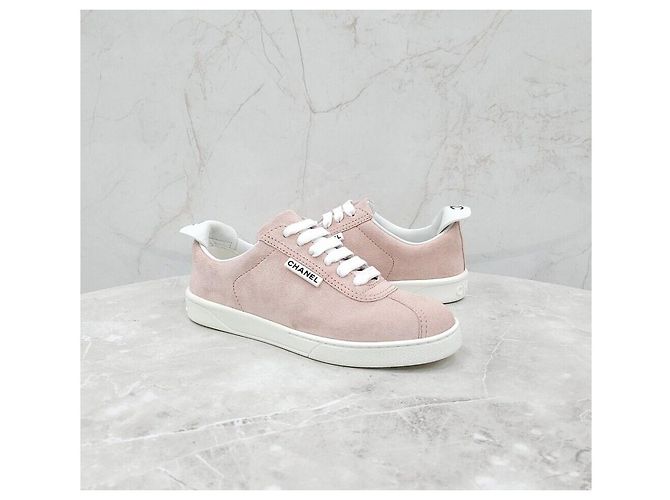Chanel Baskets en daim rose avec logo - vue 3