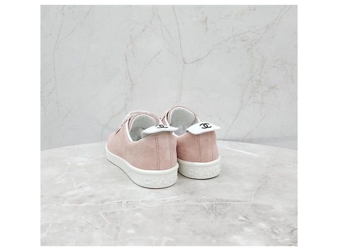 Chanel Baskets en daim rose avec logo - vue 4