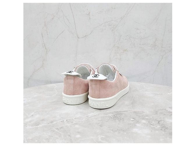 Chanel Baskets en daim rose avec logo - vue 5