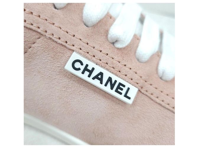 Chanel Baskets en daim rose avec logo - vue 7