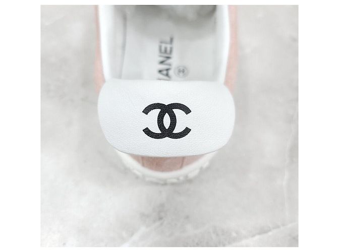 Chanel Baskets en daim rose avec logo - vue 8