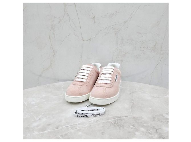 Chanel Baskets en daim rose avec logo - vue 9