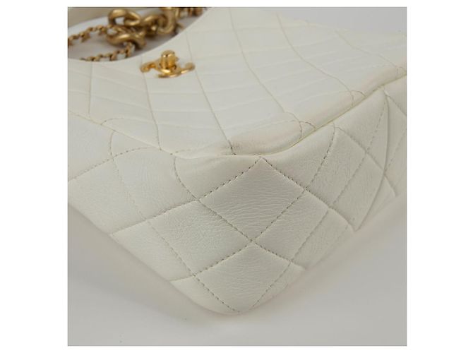 Chanel Borsa hobo in pelle bianca con logo CC, tracolla a catena e crossbody Bianco - vista 10