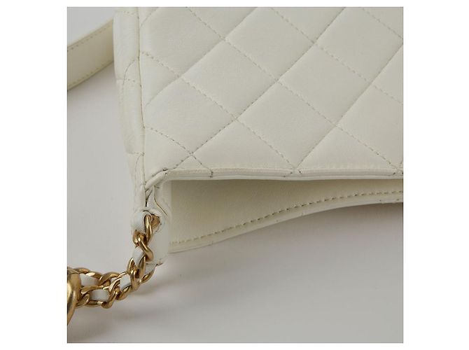 Chanel Borsa hobo in pelle bianca con logo CC, tracolla a catena e crossbody Bianco - vista 11