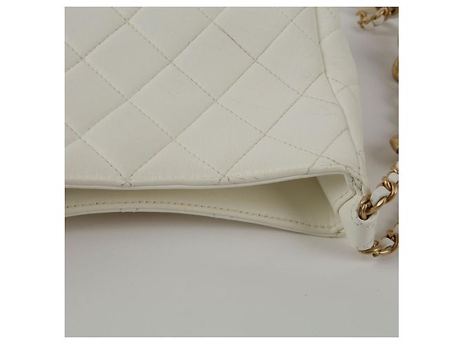 Chanel Borsa hobo in pelle bianca con logo CC, tracolla a catena e crossbody Bianco - vista 12
