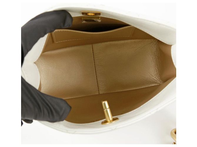 Chanel Borsa hobo in pelle bianca con logo CC, tracolla a catena e crossbody Bianco - vista 13