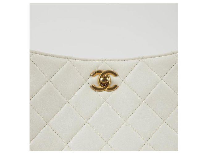 Chanel Borsa hobo in pelle bianca con logo CC, tracolla a catena e crossbody Bianco - vista 3