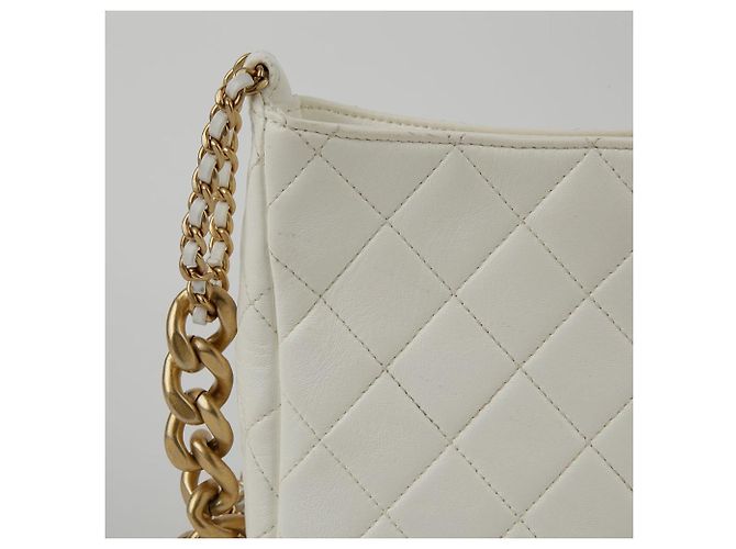 Chanel Borsa hobo in pelle bianca con logo CC, tracolla a catena e crossbody Bianco - vista 5