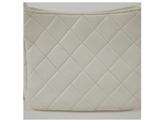 Chanel Borsa hobo in pelle bianca con logo CC, tracolla a catena e crossbody Bianco - vista 6