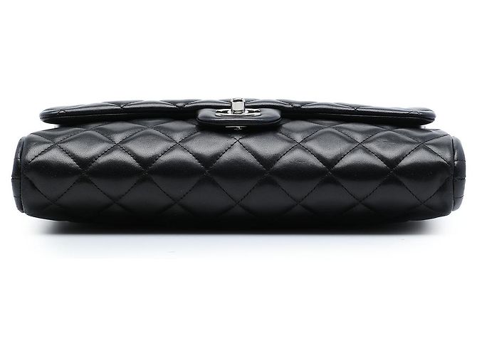 Clutch de aba Chanel Black CC em pele de cordeiro acolchoada com corrente Preto - vista 3