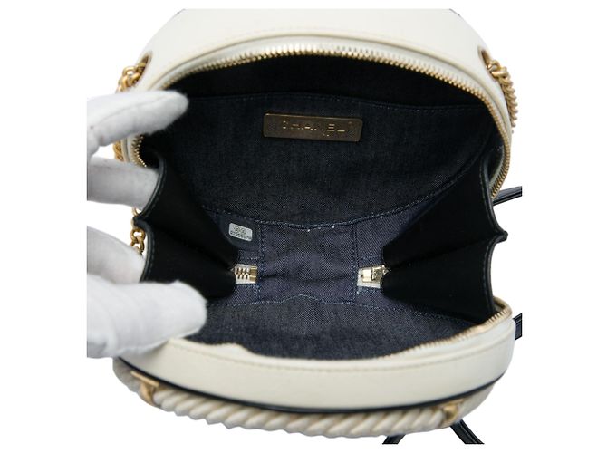 Borsa rotonda En Vogue Chanel in pelle di vitello stropicciata nera Nero - vista 4