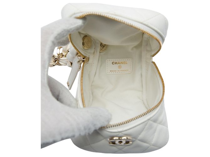 Vanity Clutch Cube in lambskin matelassé bianca con catena Chanel CC Bianco Crudo - vista 4