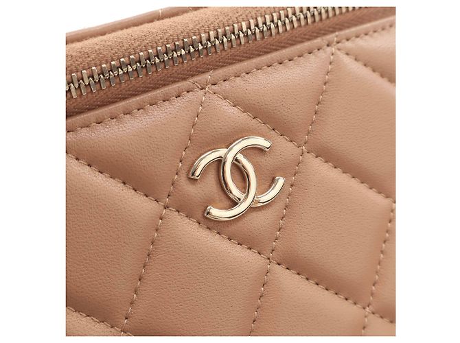Chanel Beige Small CC Quilted Lambskin Top Handle Vanity Case with Chain - vista 4