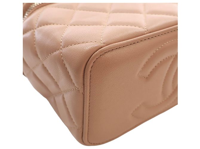 Chanel Beige Small CC Quilted Lambskin Top Handle Vanity Case with Chain - vista 9