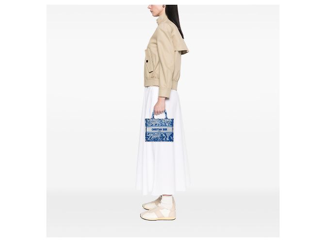Dior Blue Small Canvas Embroidered Toile De Jouy Sauvage Book Tote - vista 5