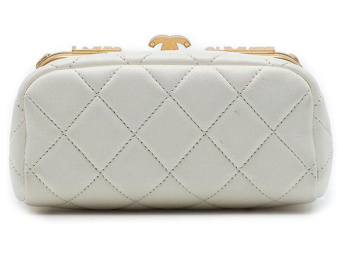 Bolsa Vanity Chanel Mini em pele de cordeiro acolchoada branca Paris Monaco com fecho kiss lock Branco - vista 3