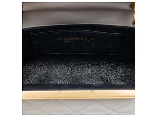 Bolsa Vanity Chanel Mini em pele de cordeiro acolchoada branca Paris Monaco com fecho kiss lock Branco - vista 4