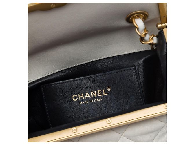 Bolsa Vanity Chanel Mini em pele de cordeiro acolchoada branca Paris Monaco com fecho kiss lock Branco - vista 5