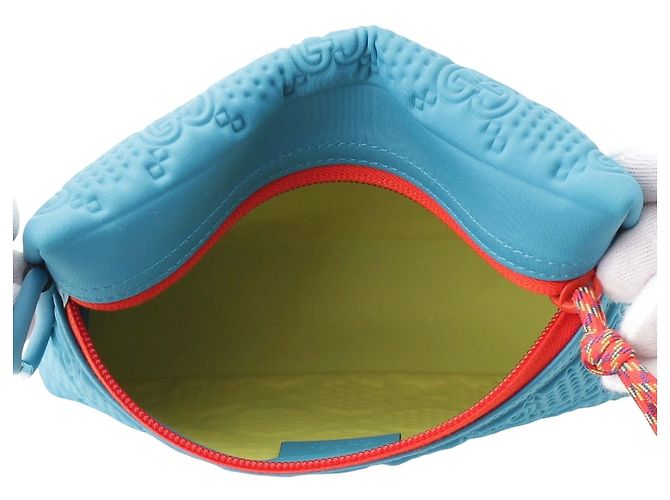 Pouch Scuba in neoprene blu con logo GG in rilievo Gucci - vista 4