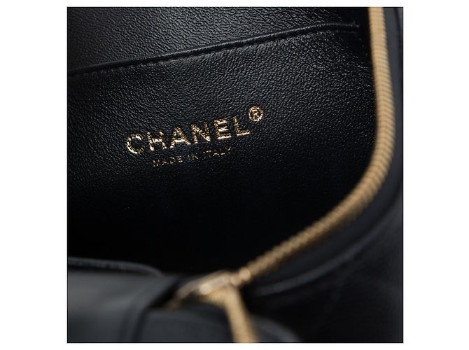 Chanel Vanity con manico superiore e catena, pelle caviar matelassé nera CC Nero - vista 5
