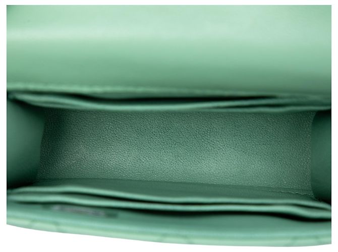Portamonete a patta con manico Chanel Green CC in pelle d'agnello matelassé con catena - vista 4