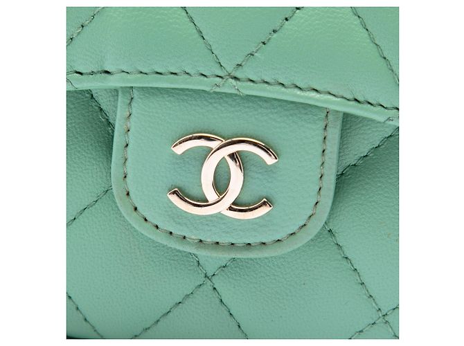 Portamonete a patta con manico Chanel Green CC in pelle d'agnello matelassé con catena - vista 5