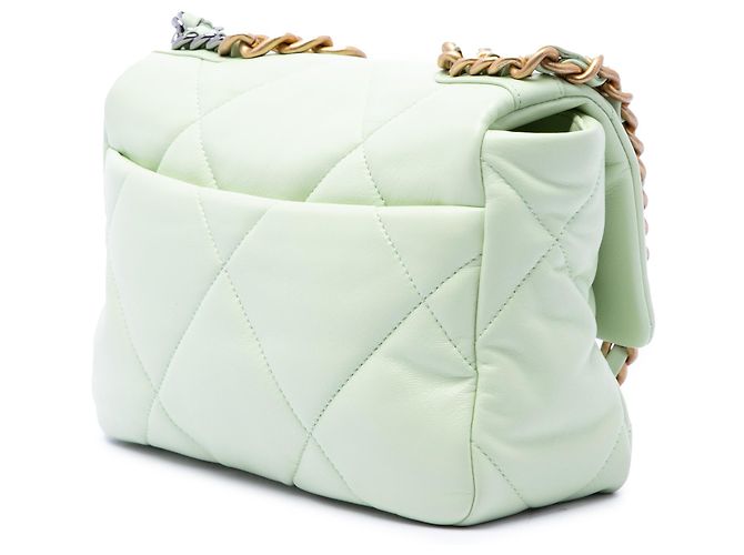 Chanel 19 Flap Medium in nappa verde Verde chiaro - vista 2