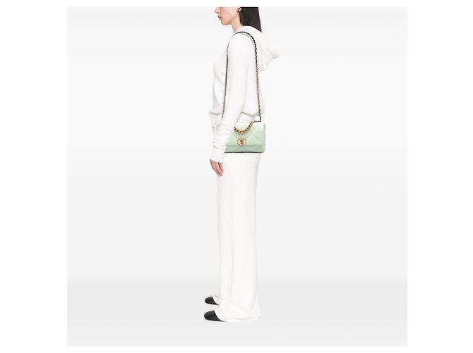 Chanel 19 Flap Medium in nappa verde Verde chiaro - vista 6