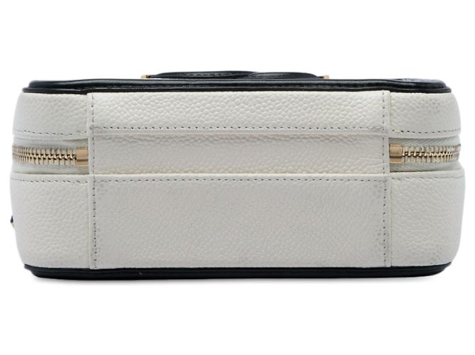 Chanel Vanity Case Piccolo CC Filigree in pelle Caviar bianca Bianco Crudo - vista 3