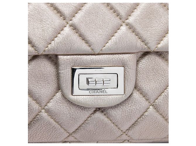 Chanel Gold Large Quilted Iridescent Calfskin Reissue 2.55 Roll Clutch D'oro - vista 5