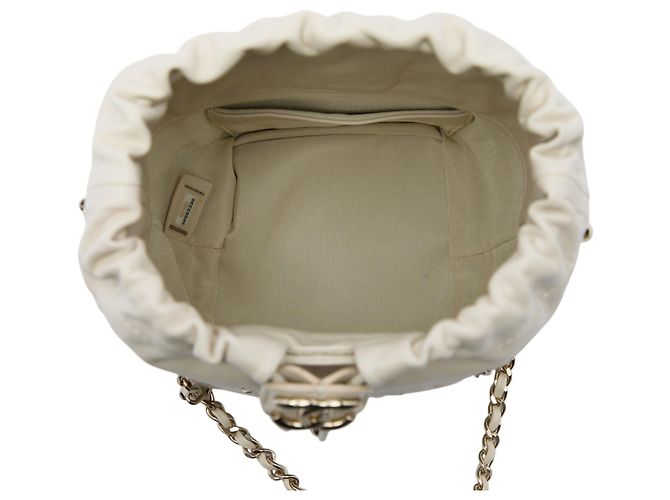 Borsa a secchiello Chanel Mini in pelle di agnello bianca con catena CC e coulisse Bianco Crudo - vista 4
