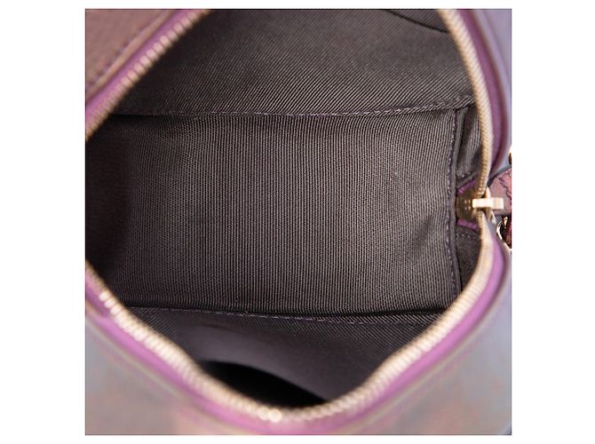 Clutch Redonda Chanel em pele de cordeiro iridescente acolchoada roxa com corrente Roxo - vista 4