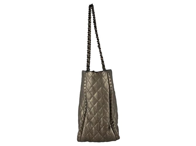 Timeless Borsa a tracolla Chanel in pelle oro e kaki D'oro Cachi Metallico - vista 2