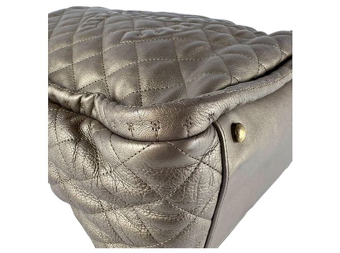 Timeless Borsa a tracolla Chanel in pelle oro e kaki D'oro Cachi Metallico - vista 8