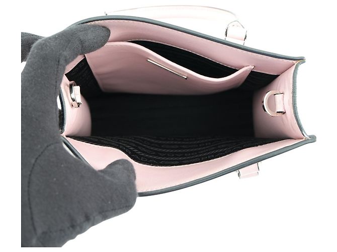 Mini borsa in pelle Prada con triangolo in rilievo Rosa - vista 6