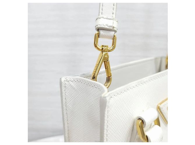 Prada Mini bolso tote bandolera en piel Saffiano blanca Blanco - vista 4