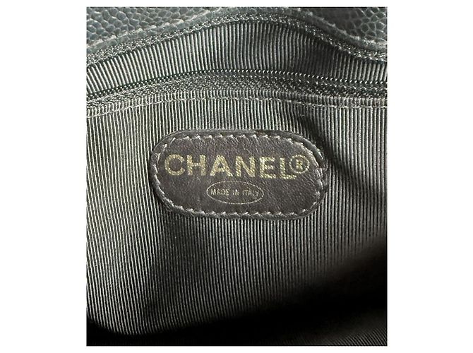 Chanel Borsa a tracolla con patta in pelle caviar blu navy - vista 11