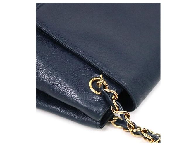Chanel Borsa a tracolla con patta in pelle caviar blu navy - vista 7