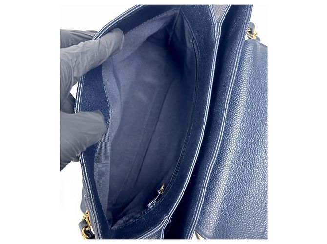Chanel Borsa a tracolla con patta in pelle caviar blu navy - vista 9