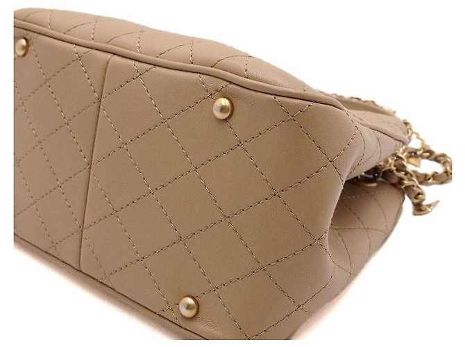 Chanel Bolsa de ombro em couro de bezerro acolchoado bege com cordão e corrente dourada Marrom - vista 8
