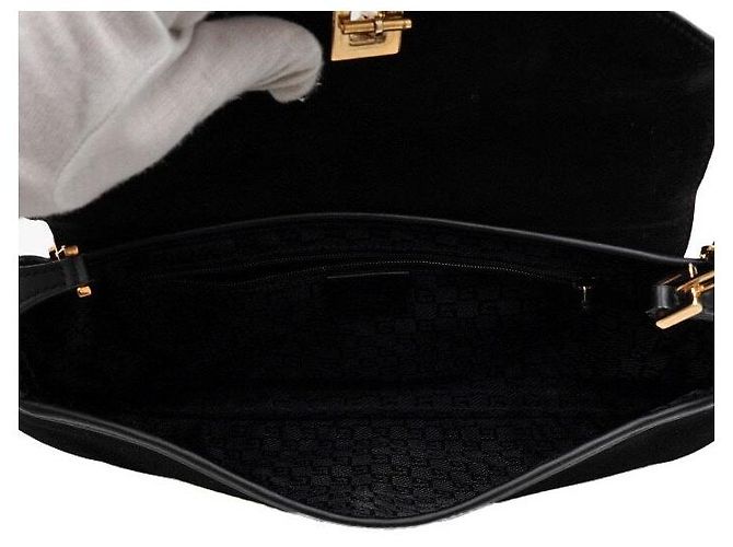 Gucci Borsa a spalla e crossbody con patta in camoscio nero, logo e ciondolo tigre dorato - vista 5
