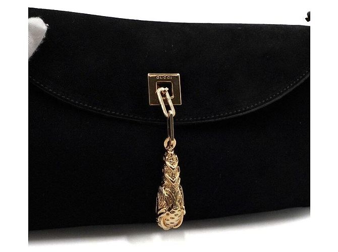 Gucci Borsa a spalla e crossbody con patta in camoscio nero, logo e ciondolo tigre dorato - vista 8