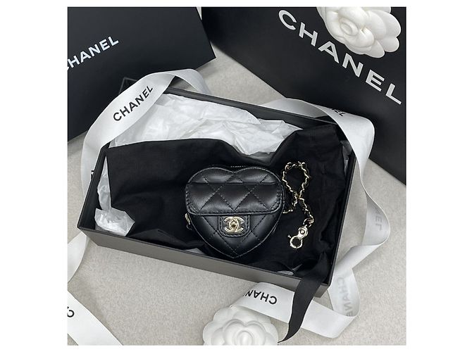 Chanel Mini mala com pingente de coração preta com ferragens douradas Preto - vista 2