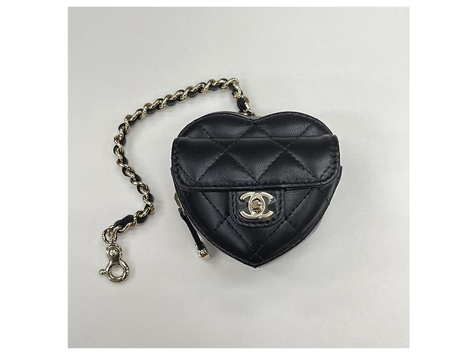 Chanel Mini mala com pingente de coração preta com ferragens douradas Preto - vista 3