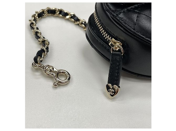 Chanel Mini mala com pingente de coração preta com ferragens douradas Preto - vista 4
