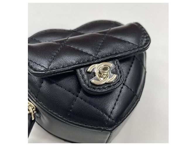 Chanel Mini mala com pingente de coração preta com ferragens douradas Preto - vista 5