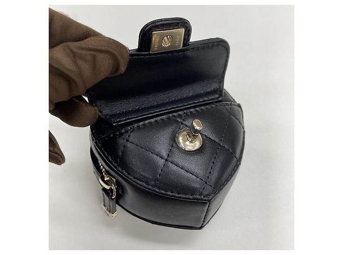 Chanel Mini mala com pingente de coração preta com ferragens douradas Preto - vista 6