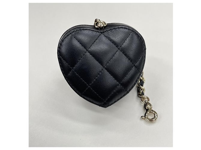 Chanel Mini mala com pingente de coração preta com ferragens douradas Preto - vista 7
