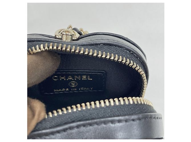 Chanel Mini mala com pingente de coração preta com ferragens douradas Preto - vista 8